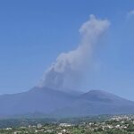 Etna, vulcano irrequieto: nuova intensa attività esplosiva dal Cratere di Sud-Est [FOTO]