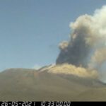 Nuova eruzione dell’Etna: fontana di lava al Cratere di Sud-Est, esplosioni e nube vulcanica alta fino a 5 km [LIVE]