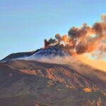 Etna in eruzione, fontana di lava e colata: il vulcano dà spettacolo, la nube eruttiva si disperde verso Est [FOTO e VIDEO LIVE]