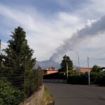 Etna, nuovo parossismo in corso: esplosioni al Cratere di Sud-Est, fontana di lava e colonna di cenere [LIVE]