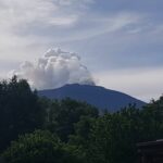 Etna, nuovo parossismo in corso: esplosioni al Cratere di Sud-Est, fontana di lava e colonna di cenere [LIVE]