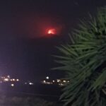 A Muntagna si è ‘arrabbiata’: l’Etna stasera fa paura con forti boati, tremore vulcanico e un’eruzione spettacolare [FOTO]