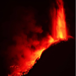 Etna in eruzione nella notte, l’esperto: “è una sequenza eruttiva, inevitabilmente un giorno avremo un’eruzione molto problematica ma non adesso”. Foto e webcam in diretta