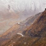 Giro d’Italia, forte maltempo con gelo e neve: accorciata la tappa di Cortina, cancellati Pordoi e Fedaia – FOTO