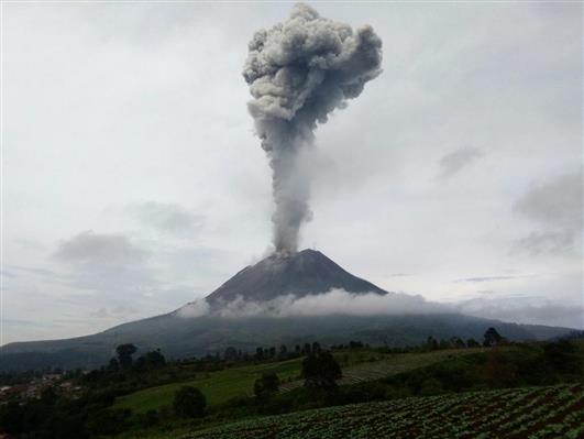 indonesia vulcano sinabung