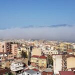 Meteo, Reggio Calabria si risveglia con la nebbia: lo spettacolo della “Lupa di Mare” in riva allo Stretto di Messina [FOTO]