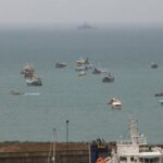 Tensioni post-Brexit sulla pesca a Jersey: Londra invia navi militari per proteggere l’isola dal blocco dei pescherecci francesi [FOTO]