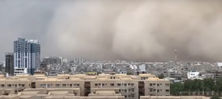 tempesta sabbia ciclone pakistan