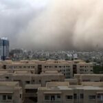 Il ciclone Tauktae si abbatte sul Pakistan: tempesta di sabbia “inghiotte” Karachi, almeno 5 morti e 14 feriti [FOTO e VIDEO]