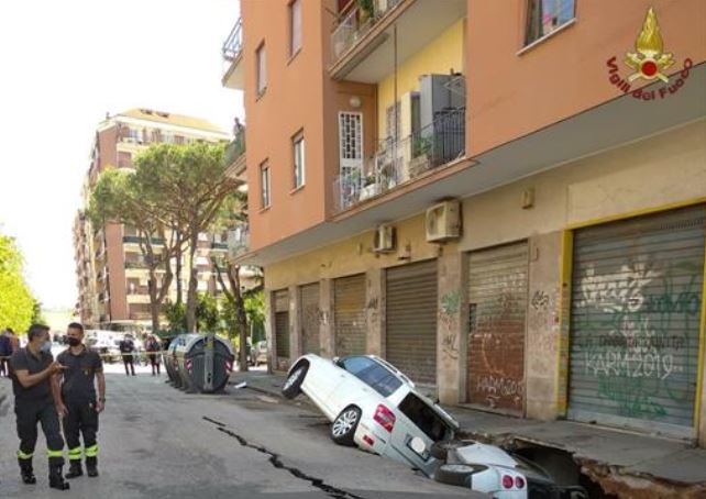 Roma voragine via zenodossio