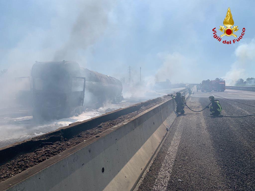 Incidente sull'A1 nel Piacentino, morti i due camionisti