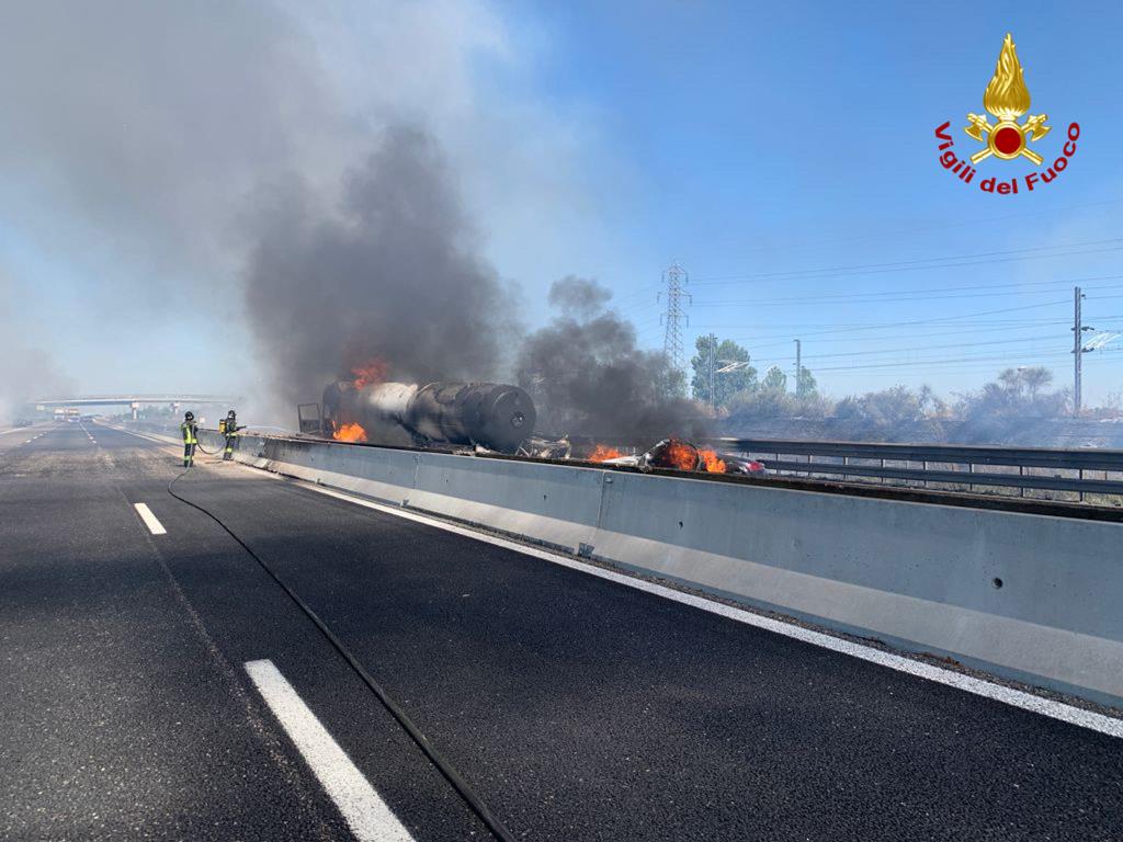 Incidente sull'A1 nel Piacentino, morti i due camionisti