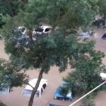 Meteo, gravi alluvioni in Crimea: centinaia di case allagate, centro città e ospedale senza elettricità a Kerč’ – FOTO