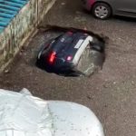 Auto viene inghiottita da una voragine e sparisce nell’acqua a Mumbai: l’incredibile VIDEO diventa virale