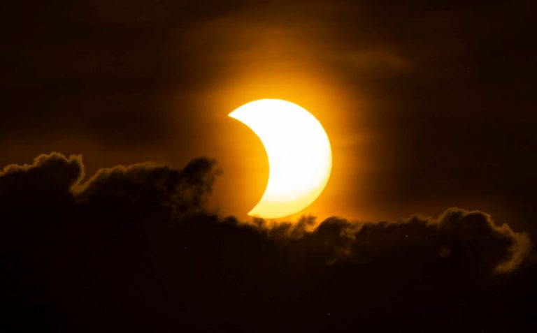L'eclissi vista da New York. Foto Justin Lane / Ansa