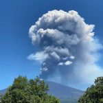 Etna in eruzione, violentissimo parossismo in atto: enorme colonna di cenere verso la costa jonica. FOTO e WEBCAM in diretta