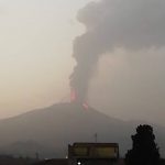 Etna, violentissima eruzione in corso: enorme nube di cenere sul catanese, webcam impressionanti – LIVE