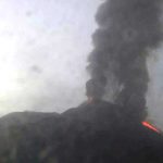 Etna, violentissima eruzione in corso: enorme nube di cenere sul catanese, webcam impressionanti – LIVE
