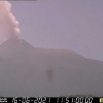 Nuova spettacolare eruzione dell’Etna: improvviso aumento dell’attività stromboliana, fontana di lava e trabocco lavico [FOTO]