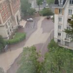 Maltempo Francia, violenti temporali a Parigi: fulmini sulla Torre Eiffel e strade allagate, 400km di code nell’Île-de-France [FOTO e VIDEO]