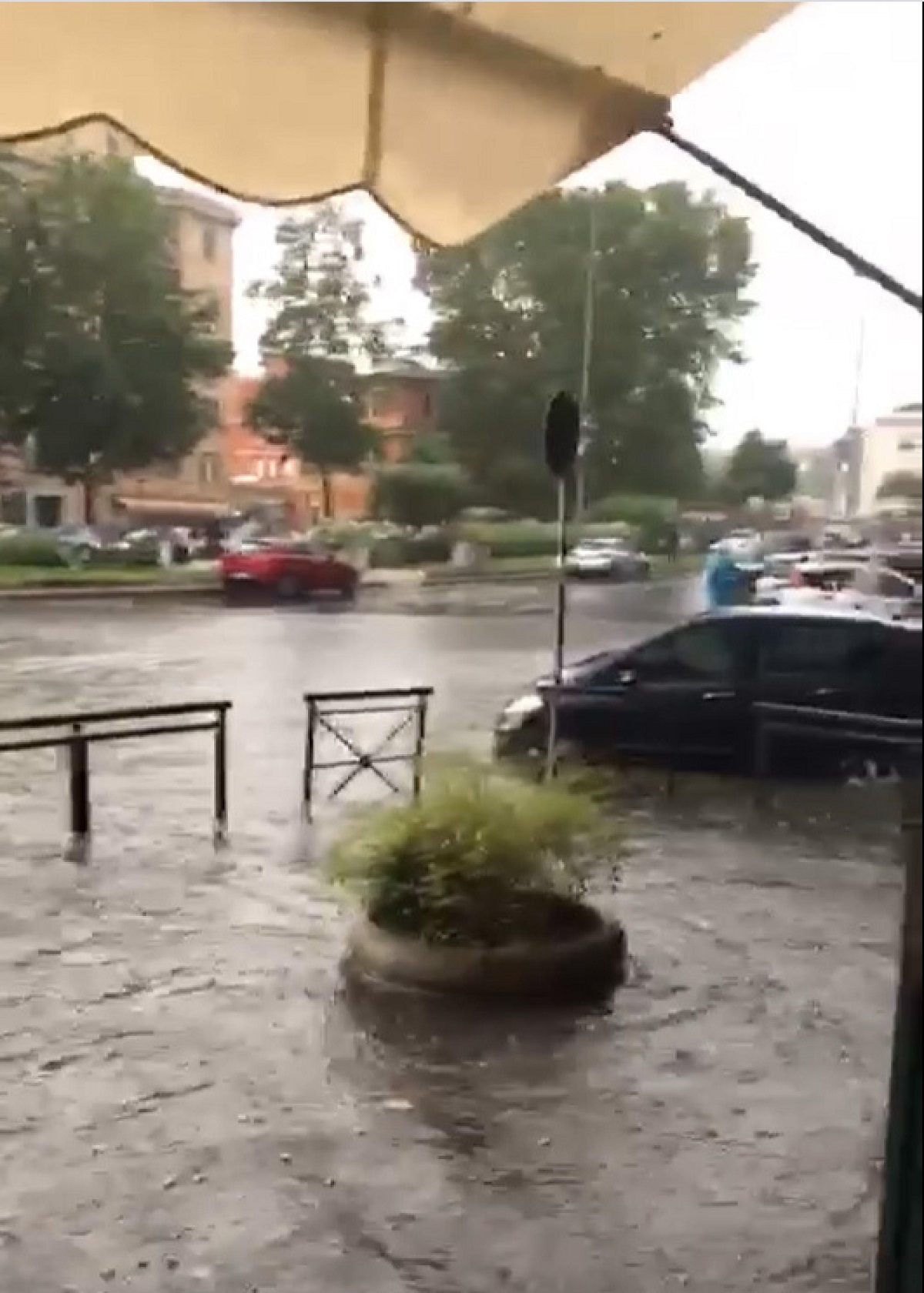 Maltempo, nubifragio a Roma: 80mm di pioggia in pochi minuti, centinaia di interventi dei Vigili del Fuoco per allagamenti [FOTO]
