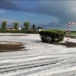 Maltempo Piemonte, forti grandinate nel Vercellese: alberi abbattuti e uno spesso strato di ghiaccio nelle strade di Borgosesia, Balocco ricoperta di bianco [FOTO e VIDEO]