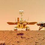 Il terreno roccioso e polveroso, il rover e il lander: la Cina pubblica nuove FOTO della superficie di Marte