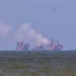 Sri Lanka: nave cargo consumata dalle fiamme “sta affondando”, si teme disastro ambientale [FOTO]
