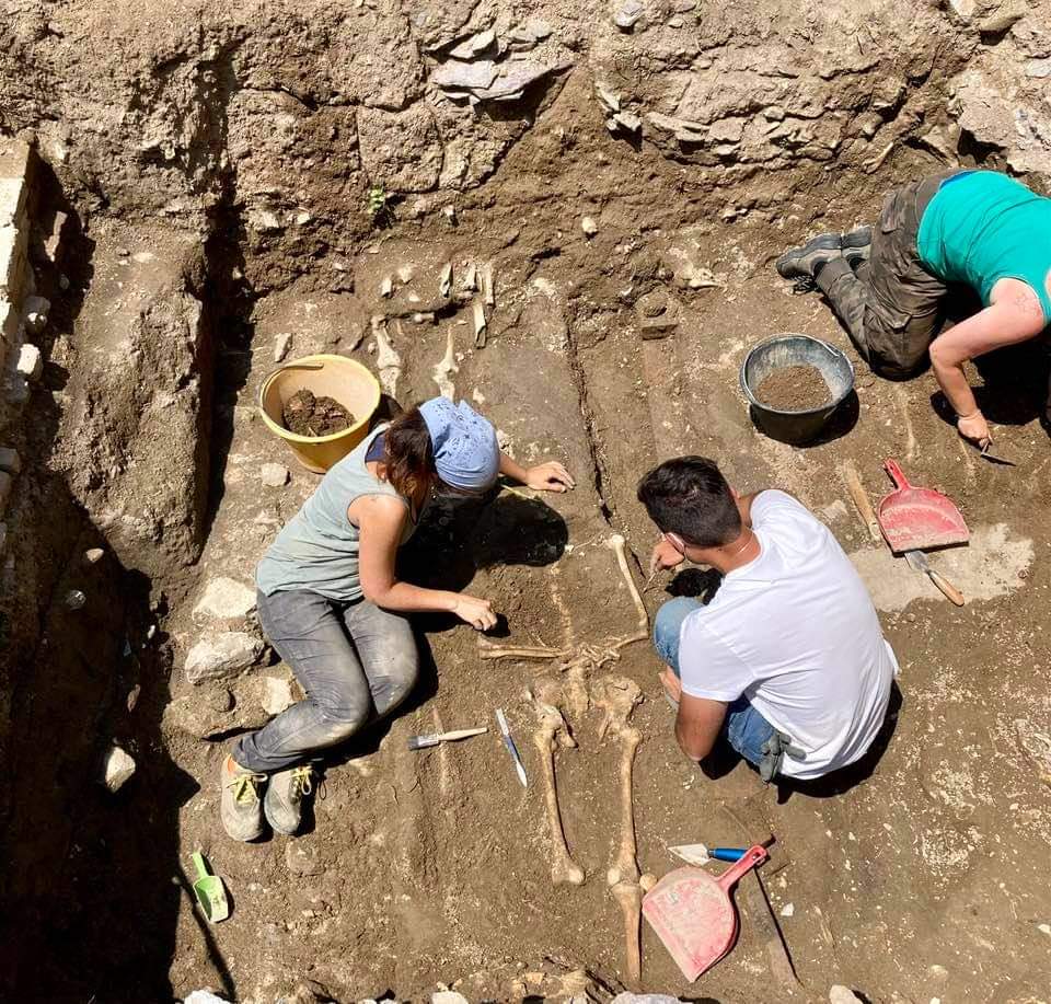 scavi nel giardino della chiesa di San Sisto Pisa