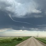 Meteo, spettacolare tornado in Canada: le immagini del vortice minaccioso nelle campagne del Saskatchewan – FOTO e VIDEO