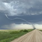 Meteo, spettacolare tornado in Canada: le immagini del vortice minaccioso nelle campagne del Saskatchewan – FOTO e VIDEO