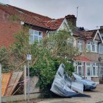 Meteo, raro tornado devasta un quartiere di Londra: detriti volanti e danni ingenti a case e auto [FOTO e VIDEO]
