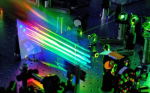 Esperimento di nanofotonica nonlineare con impulsi di luce laser ultrabrevi presso il Dipartimento di Fisica del Politecnico di Milano