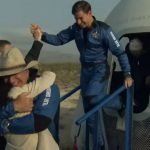 Nuova pietra miliare del turismo spaziale, oggi è il giorno di Blue Origin: lancio perfetto e storico successo di New Shepard, si realizza il sogno di Jeff Bezos [FOTO e VIDEO]
