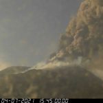 Nuovo parossismo dell’Etna: fontana di lava dal Cratere di Sud-Est, due trabocchi lavici in atto [LIVE]