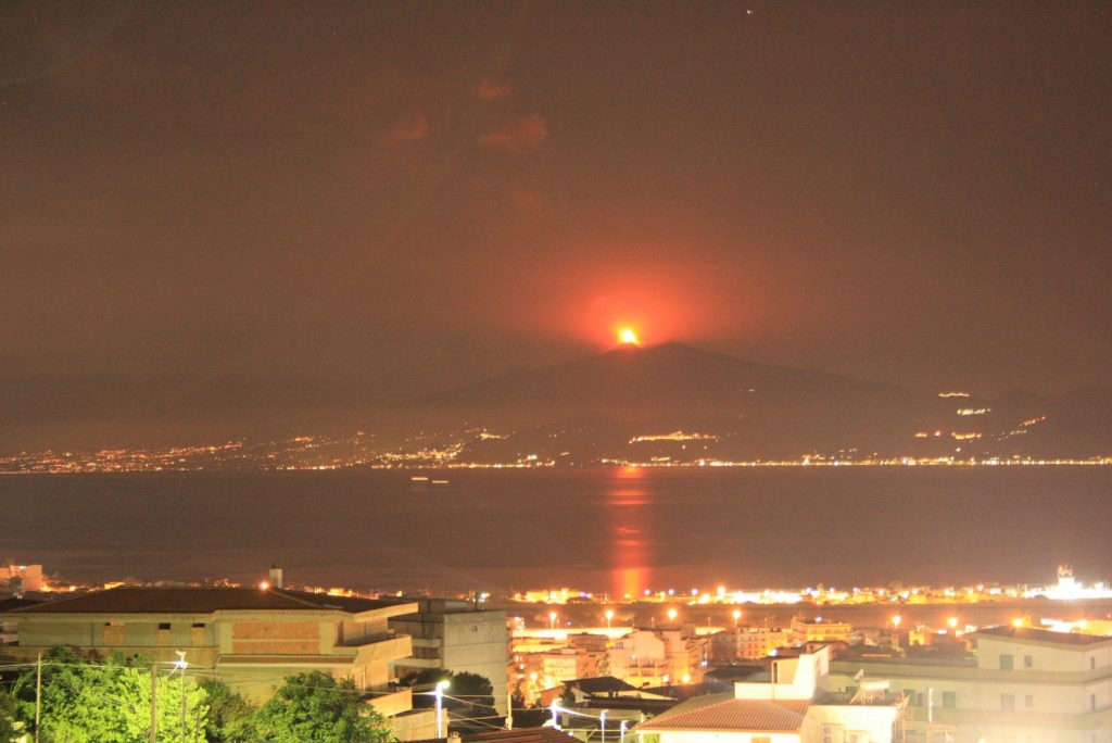 etna in eruzione da reggio calabria