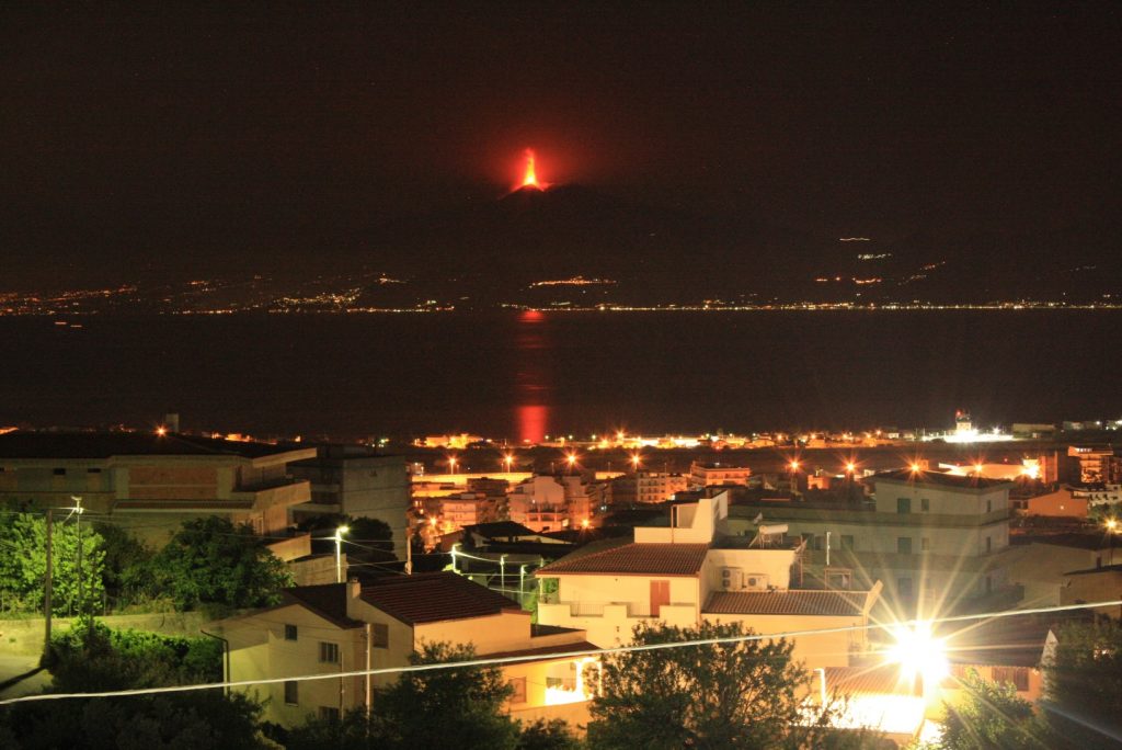 etna in eruzione da reggio calabria