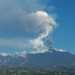 Etna, oggi nuovo parossismo: forti boati e fontana di lava al Cratere di Sud-Est, pioggia di cenere sui paesi etnei [FOTO]