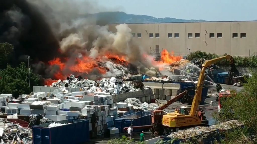 incendio rifiuti campo calabro