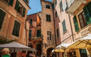 italia-cinque-terre-monterosso-caruggi
