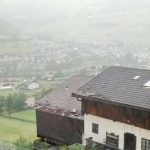 Maltempo, nubifragio e allagamenti a Bolzano: forte downburst nell’Alto Garda, tetti divelti e alberi spezzati – FOTO e VIDEO