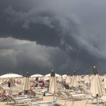 Maltempo, temporali e forte vento in Emilia Romagna: shelf cloud a Rimini, frutta devastata dalla grandine a Forlì – FOTO e VIDEO