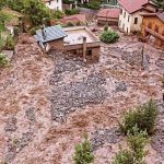Forte maltempo nel Comasco, la casa è investita da un fiume di fango: anziana salvata dai Vigili del Fuoco – FOTO e VIDEO