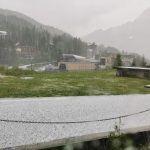 Maltempo, Valle d’Aosta verso lo stato di emergenza: forti grandinate danneggiano i vigneti, Cervinia imbiancata [FOTO e VIDEO]