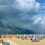 Maltempo, temporali e forte vento in Emilia Romagna: shelf cloud a Rimini, frutta devastata dalla grandine a Forlì – FOTO e VIDEO