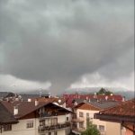 Maltempo, enorme tornado si abbatte su Cesuna di Roana: gravi danni, case scoperchiate – FOTO