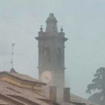 Il maltempo abbatte la statua di un campanile nella Bergamasca: tanti voli dirottati tra Piemonte e Lombardia [FOTO]