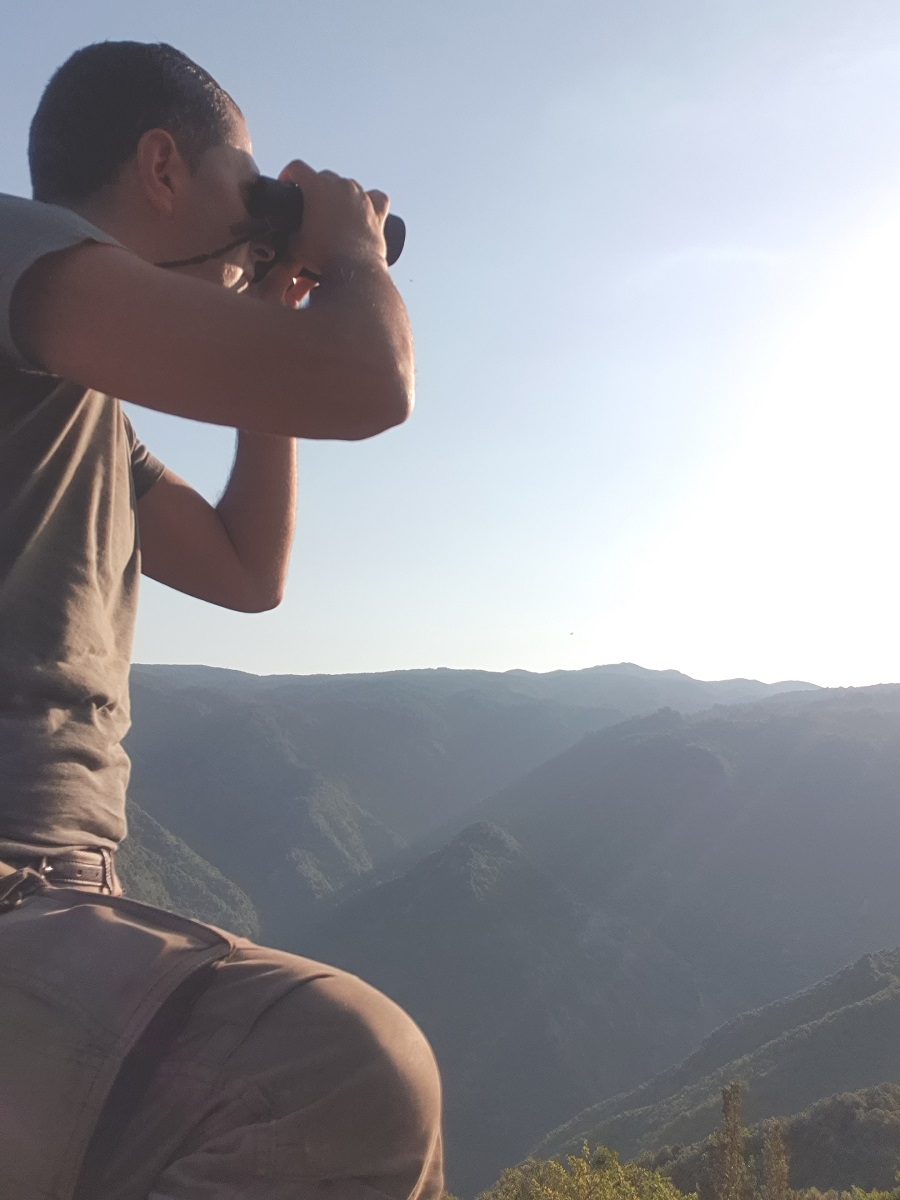 Gianluca Congi durante la ricerca sul Biancone in Sila