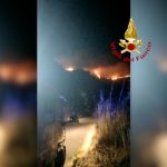 Incendi: notte di fuoco in Sicilia e Calabria, 8 Canadair in volo dall’alba [FOTO e VIDEO]