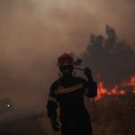 Ancora punte di +45°C in Grecia, continua la lotta agli incendi: blackout ad Atene, Olimpia salva per ora – FOTO